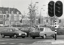 600990 Gezicht op het Westplein te Utrecht, met enkele auto's tijdens buiten werking gestelde verkeerslichten.